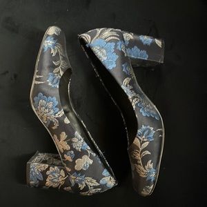 Embroidered GAP round toe block heel pump